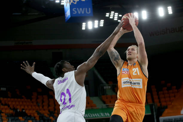 破对手防线 破对手防线